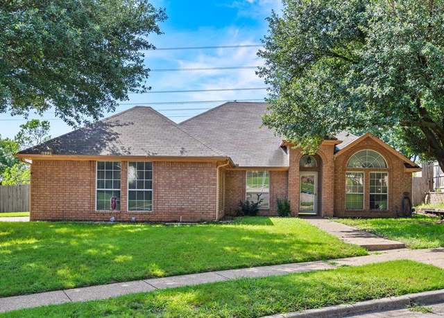Property at 10229 Trail Ridge Dr, Benbrook, TX 76126, 4 beds, 3 baths
