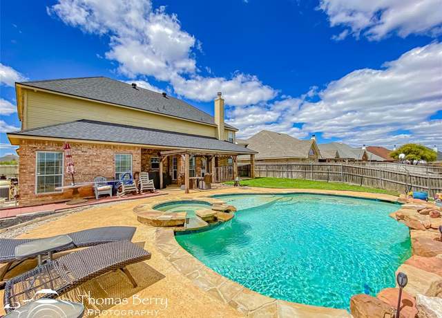 Property at 8325 Thompson Pkwy, Abilene, TX 79606, 5 beds, 2.5 baths