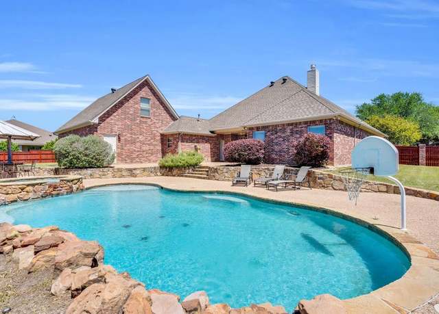 Property at 1407 Wedgewood Dr, Cleburne, TX 76033, 3 beds, 2.5 baths