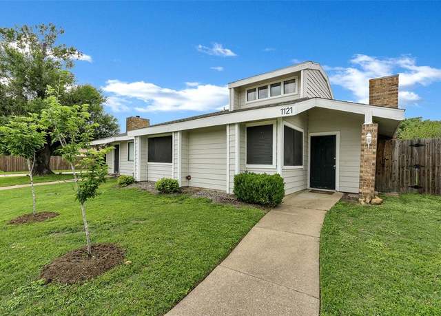 Property at 1121 Royalcrest Dr, Arlington, TX 76017, 3 beds, 2 baths