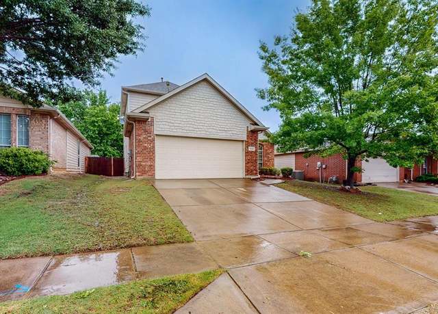 Property at 7437 Maroon Dr, Fort Worth, TX 76120, 4 beds, 2.5 baths
