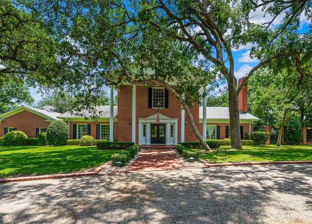 Property at 2825 Lake Air Dr, Waco, TX 76710, 3 beds, 4 baths