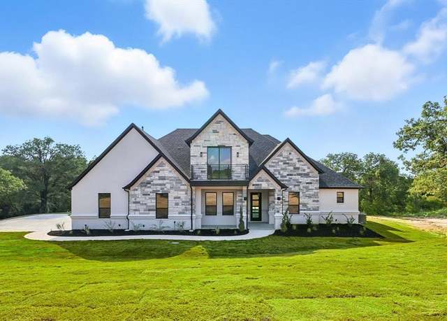 Property at 1068 Glenoaks Dr, Weatherford, TX 76088, 6 beds, 3 baths