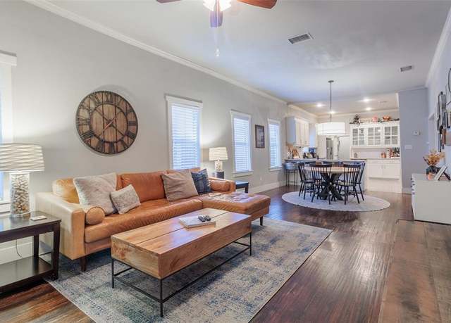 Property at 206 S Winnetka Ave, Dallas, TX 75208, 2 beds, 2 baths