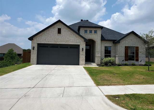 Property at 305 Paloma St, Weatherford, TX 76087, 3 beds, 2 baths