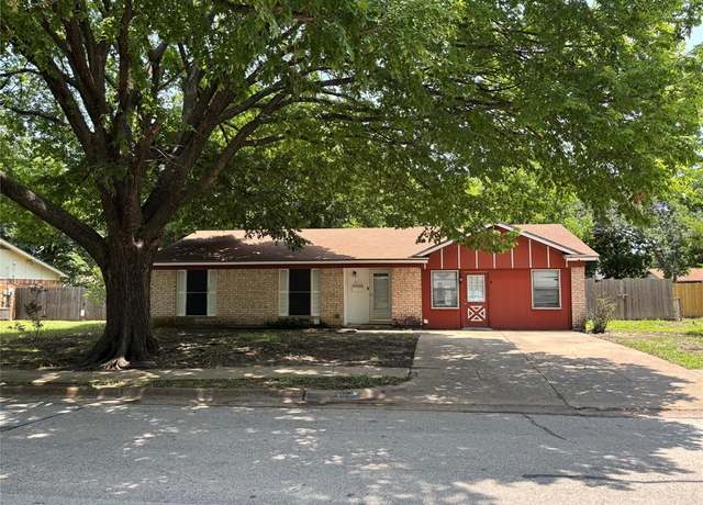 Property at 621 Lynnewood Ave, Burleson, TX 76028, 3 beds, 2 baths