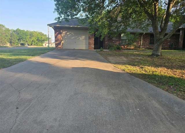 Property at 300 Wedgewood Dr, Stephenville, TX 76401, 2 beds, 2 baths