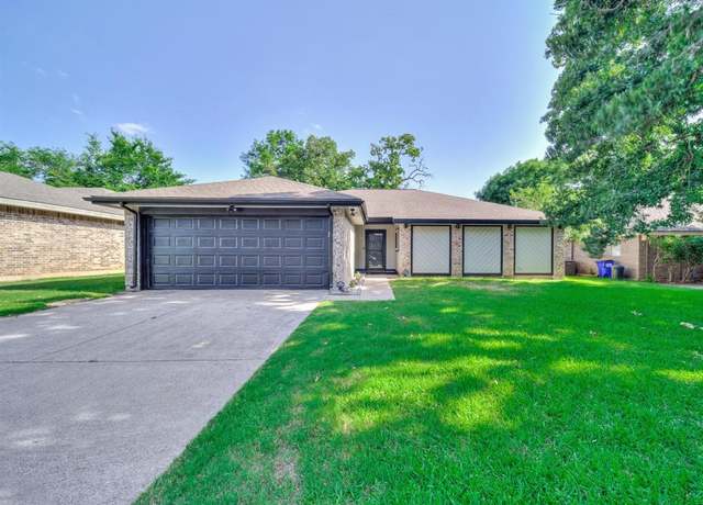 Property at 300 Lark Ln, Euless, TX 76039, 3 beds, 2 baths