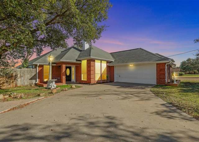 Property at 4003 View Point Dr, Granbury, TX 76048, 3 beds, 2 baths