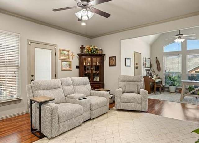 Property at 915 Austin Ct, Weatherford, TX 76086, 3 beds, 2 baths