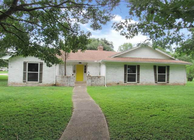Property at 1516 E Mclennan Ave, Mart, TX 76664, 4 beds, 2 baths