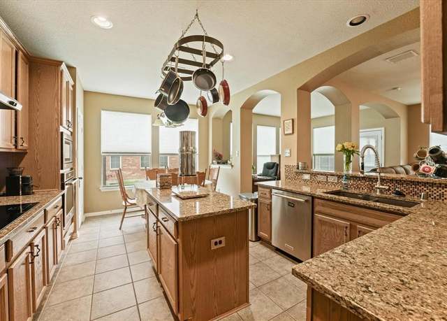 Property at 812 Cascades Dr, Allen, TX 75002, 4 beds, 2.5 baths