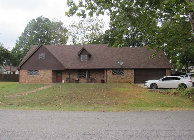 Property at 300 Thompson St, Pottsboro, TX 75076, 4 beds, 3 baths