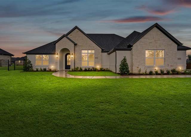 Property at 1133 Tremont Ln, Granbury, TX 76049, 3 beds, 2 baths