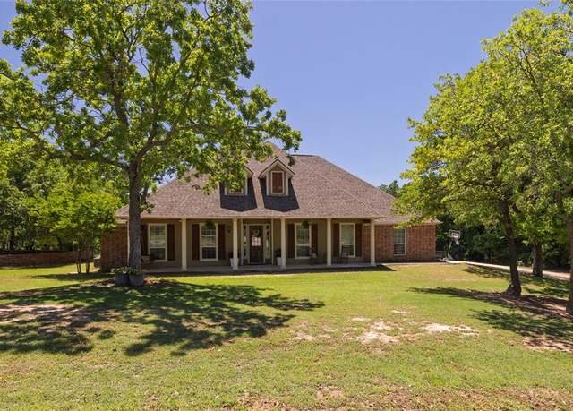 Property at 121 Overton Ridge Cir, Weatherford, TX 76088, 4 beds, 2.5 baths