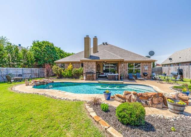 Property at 2103 Ridgewood Dr, Bridgeport, TX 76426, 4 beds, 2 baths