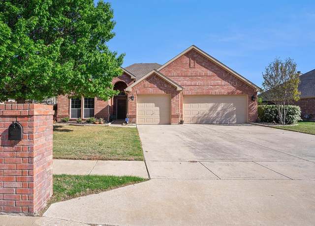 Property at 1124 Cactus Spine Dr, Fort Worth, TX 76052, 4 beds, 2 baths