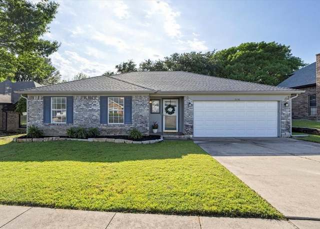 Property at 7116 Summerset Dr, Benbrook, TX 76126, 3 beds, 2 baths