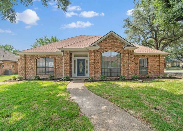 Property at 807 Williamsburg Dr, Ennis, TX 75119, 3 beds, 2.5 baths