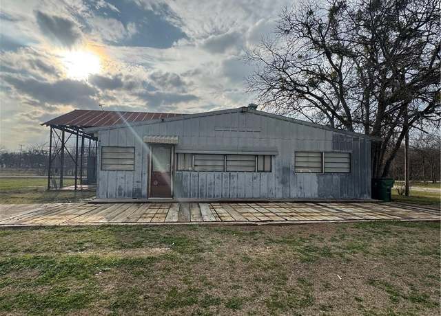 Property at 208 E Spruce St, Abbott, TX 76621, 1 bed, 1 bath