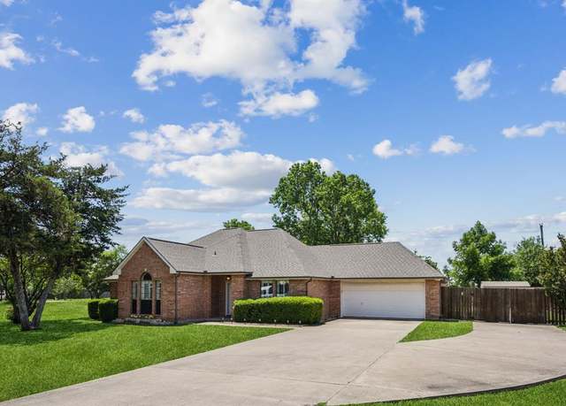 Property at 1220 Hillview Dr, Waxahachie, TX 75165, 3 beds, 2 baths