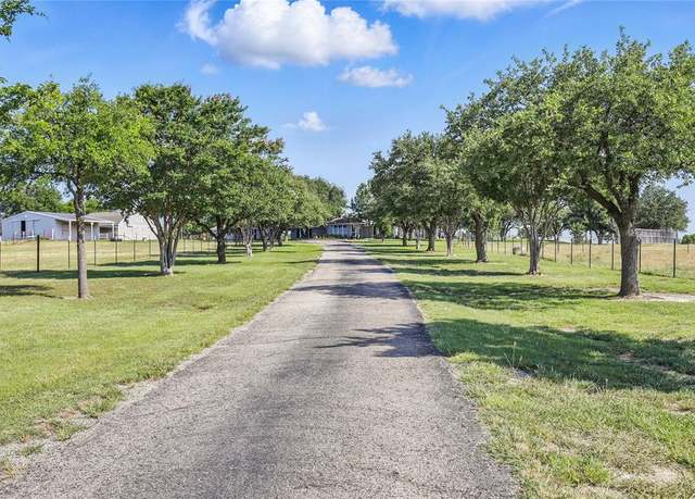 Property at 5909 Stacy Ln, Weatherford, TX 76087, 4 beds, 4 baths