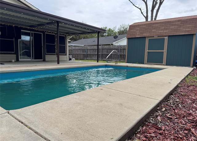 Property at 318 Clearwood Dr, Grand Prairie, TX 75052, 3 beds, 2 baths
