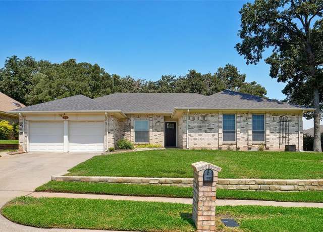 Property at 1000 Forest Trail Ct, Euless, TX 76039, 4 beds, 2.5 baths
