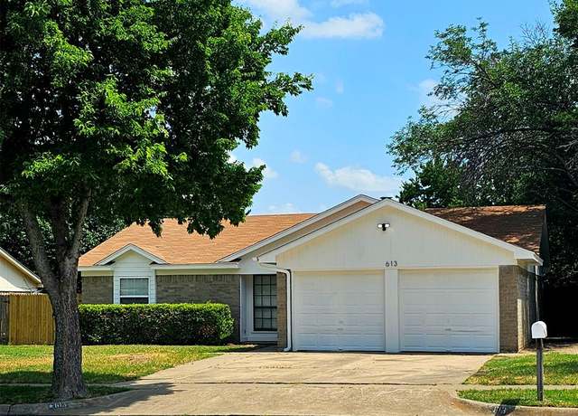 Property at 613 Park Center Blvd, Saginaw, TX 76179, 3 beds, 2 baths