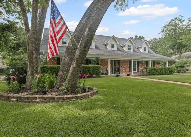 Property at 209 Shenandoah Dr, Euless, TX 76039, 5 beds, 3 baths