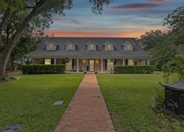 Property at 209 Shenandoah Dr, Euless, TX 76039, 5 beds, 3 baths