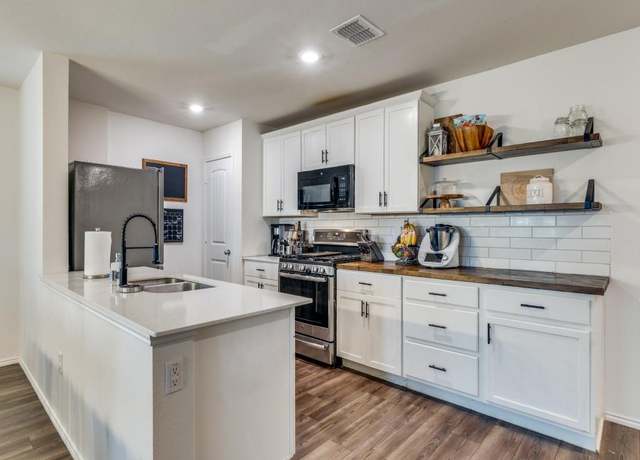 Property at 14340 Cloudview Way, Fort Worth, TX 76052, 3 beds, 2 baths