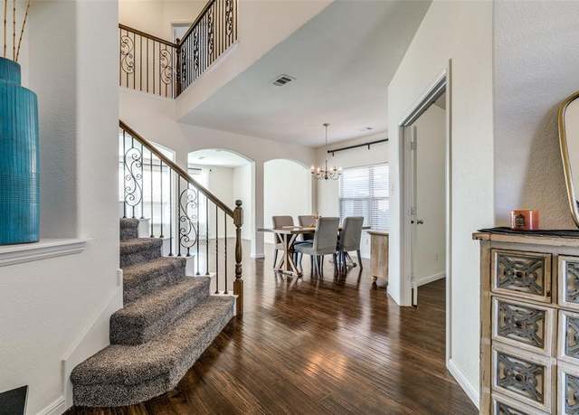 Property at 720 Kelley Ct, Fort Worth, TX 76120, 3 beds, 2.5 baths