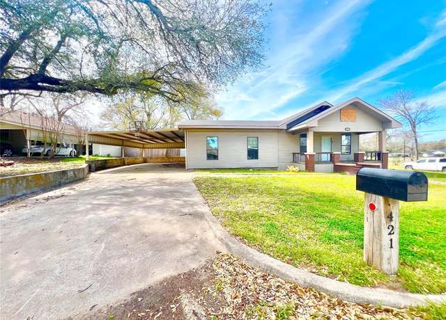 Property at 421 N 9th Ave, Teague, TX 75860, 4 beds, 2 baths