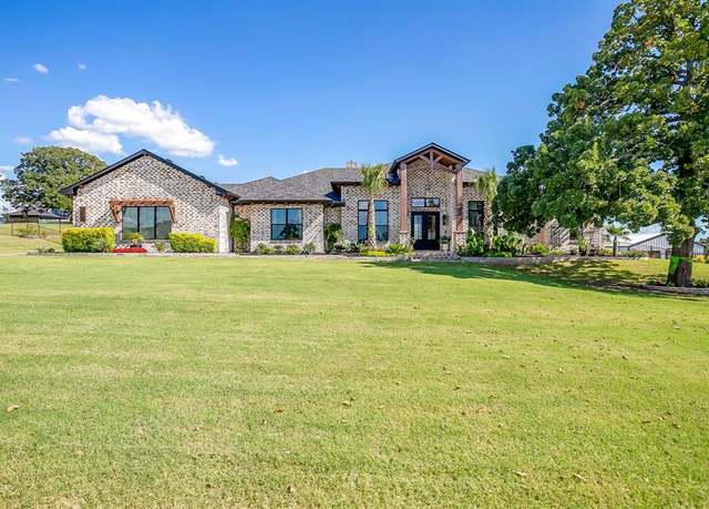 Property at 312 Pear Valley Ln, Burleson, TX 76028, 4 beds, 3.5 baths