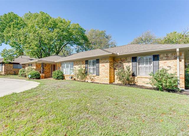 Property at 1401 Crescent Dr, Sherman, TX 75092, 4 beds, 3 baths