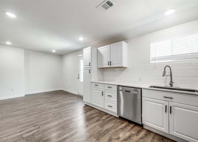 Property at 406 Worthway Dr, Grand Prairie, TX 75051, 4 beds, 3 baths