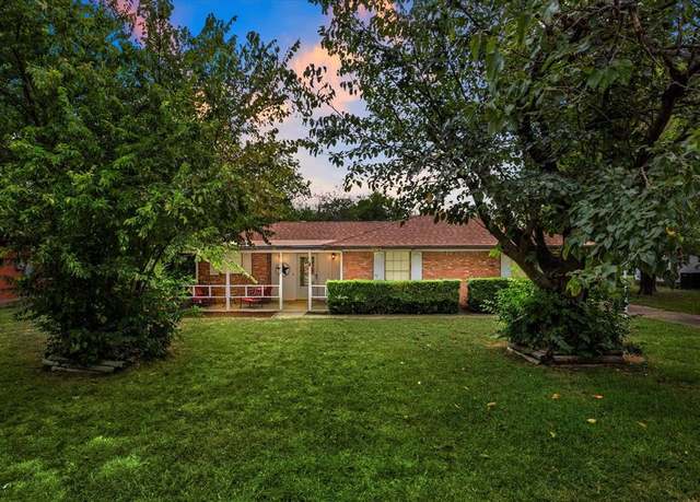 Property at 202 N Summit St, Red Oak, TX 75154, 3 beds, 2 baths