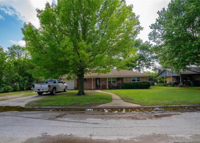Property at 101 California St, Saint Jo, TX 76265, 3 beds, 1.5 baths