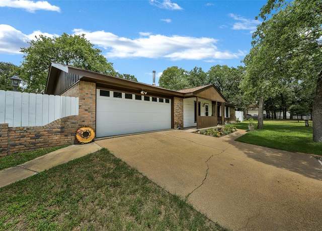 Property at 901 Windsor Ln, Springtown, TX 76082, 3 beds, 2 baths