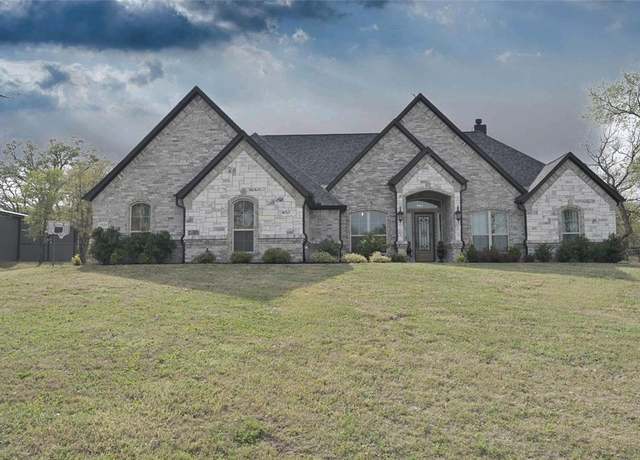 Property at 3029 Fossil Oaks Dr, Azle, TX 76020, 4 beds, 2 baths