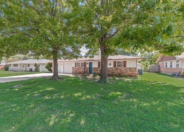 Property at 1114 Elmwood St, Gainesville, TX 76240, 3 beds, 2 baths