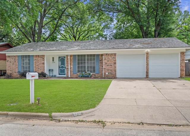 Property at 1710 Windsor Dr, Arlington, TX 76012, 3 beds, 2 baths