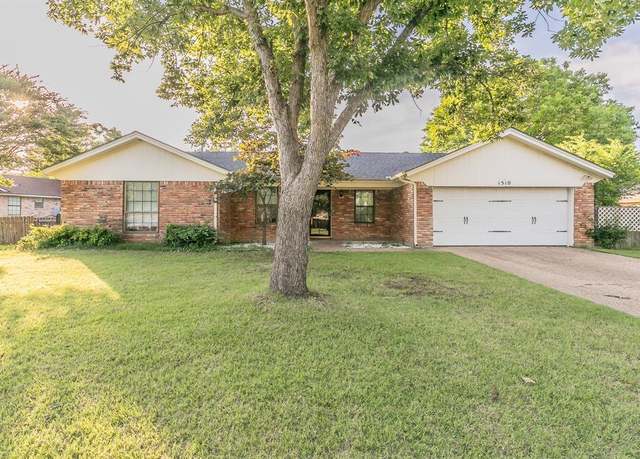 Property at 1510 Surry Place Dr, Cleburne, TX 76033, 3 beds, 2.5 baths