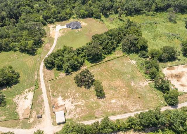 Property at 511 Interstate Highway 30 E, Sulphur Springs, TX 75482, 3 beds, 2.5 baths