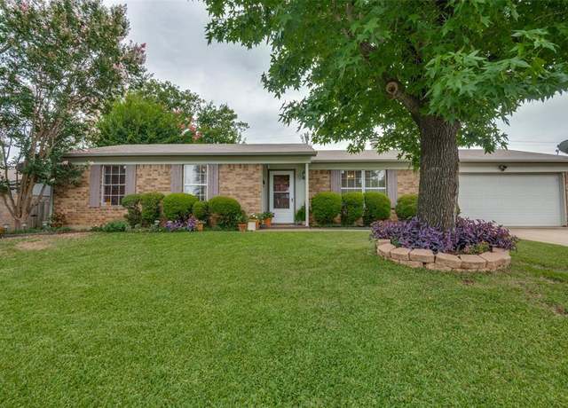 Property at 408 Hallmark Dr, Arlington, TX 76011, 3 beds, 2 baths