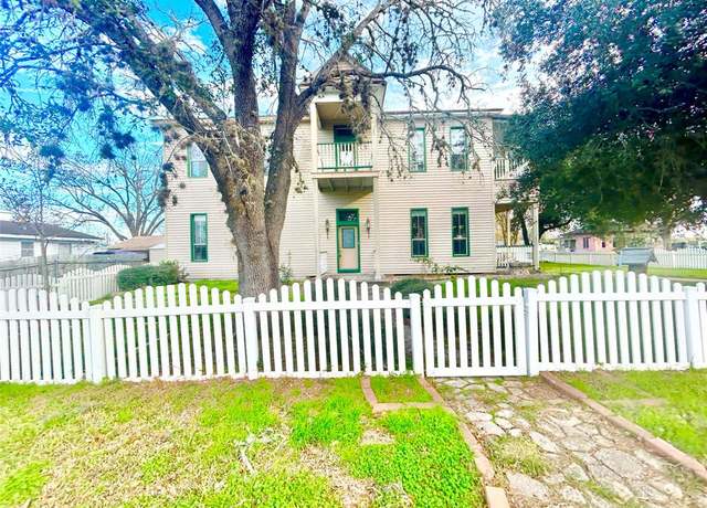 Property at 502 E Live Oak St, Cuero, TX 77954, 5 beds, 3.5 baths