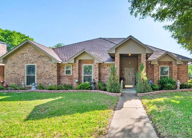 Property at 1704 Bowie Cir, Corsicana, TX 75110, 4 beds, 2.5 baths