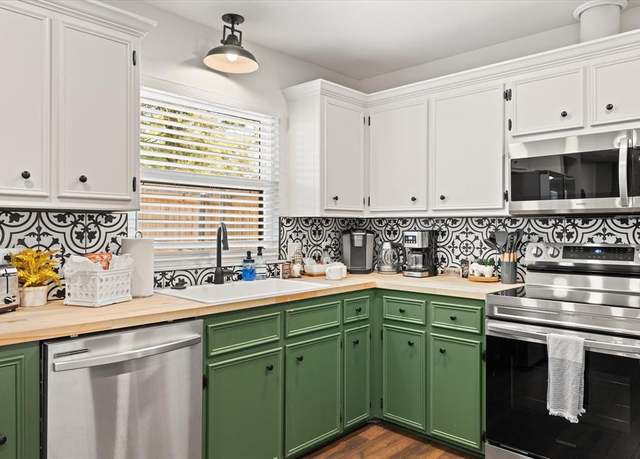Property at 1201 S Rusk St, Weatherford, TX 76086, 3 beds, 2 baths