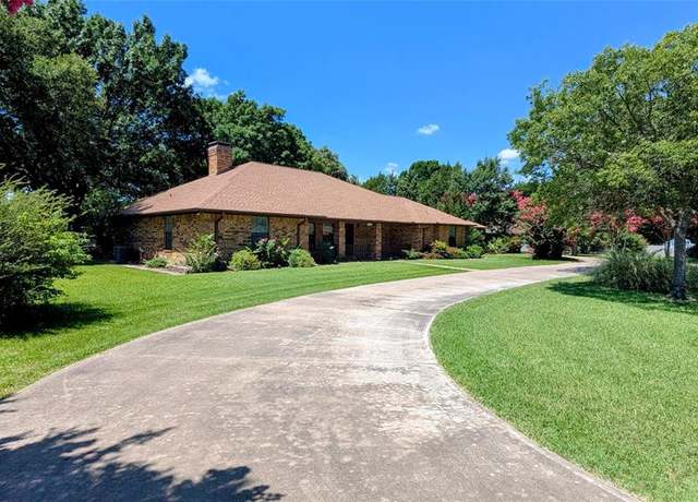 Property at 917 Sandra Ln, Grand Prairie, TX 75052, 4 beds, 2 baths